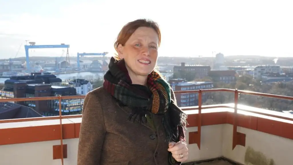 Karin-Prien-steht-auf-einer-Dachterrasse-des-Ministeriums