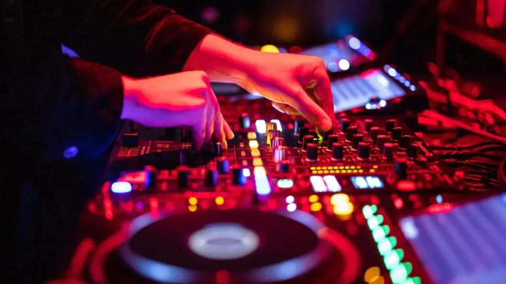 Ein-DJ-steht-auf-einer-Party-am-Mischpult