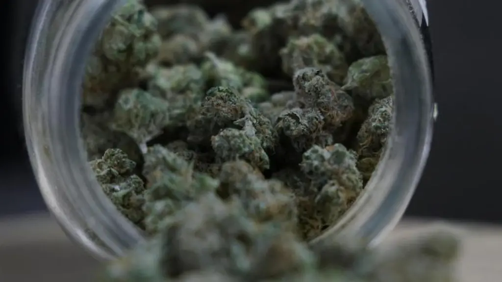 Marihuana-Knospen-liegen-in-einem-Glas