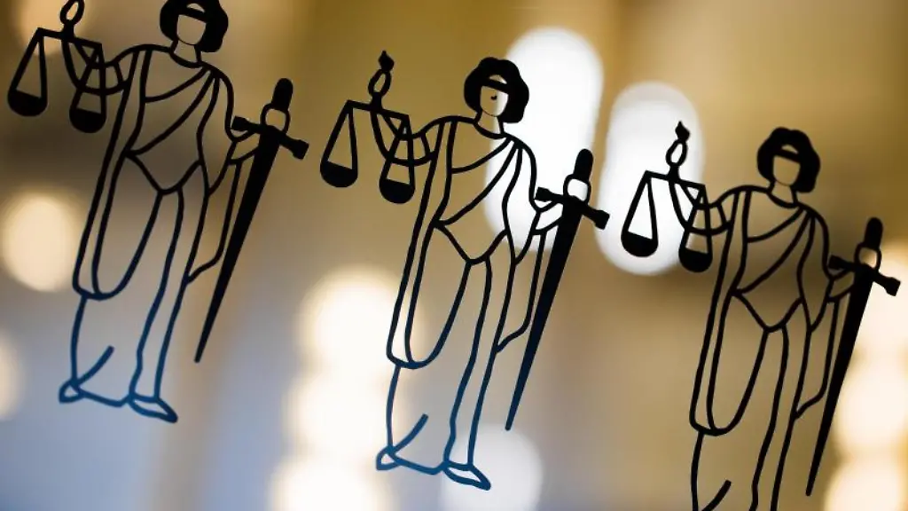 Die-Justitia-ist-an-einer-Scheibe-am-Eingang-zum-Oberlandesgericht-zu-sehen