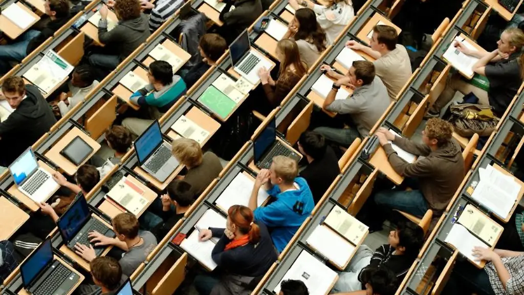 Studenten-sitzen-in-einem-Hoersaal