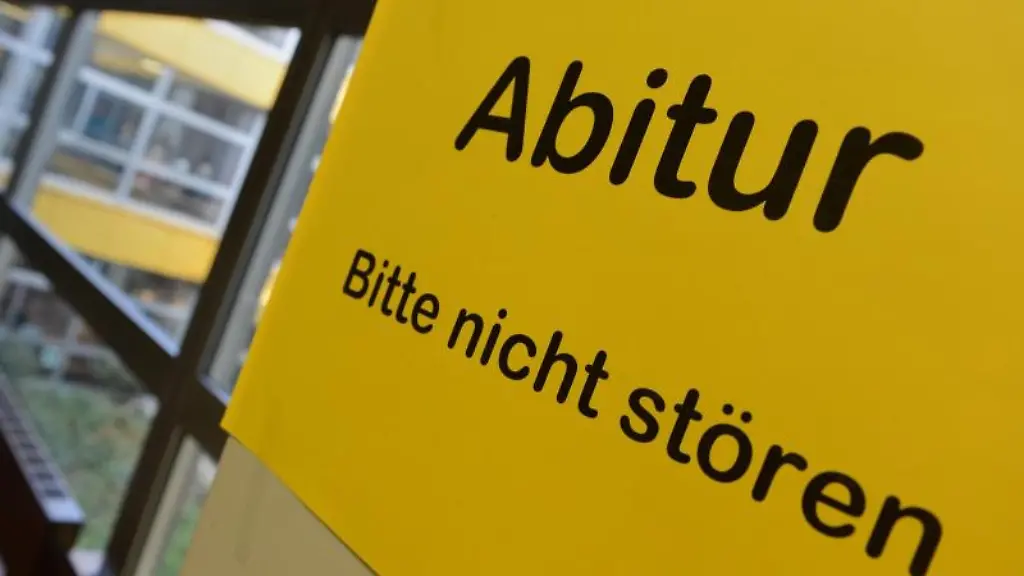 Ein-Blatt-mit-der-Aufschrift-Abitur-Bitte-nicht-stoeren-haengt-an-einem-Betonpfosten-in-einem-Gymnasium