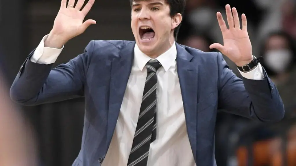 Towers-Trainer-Pedro-Calles-an-der-Seitenlinie