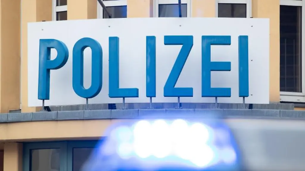 Ein-Einsatzwagen-der-Polizei-steht-vor-einer-Dienststelle