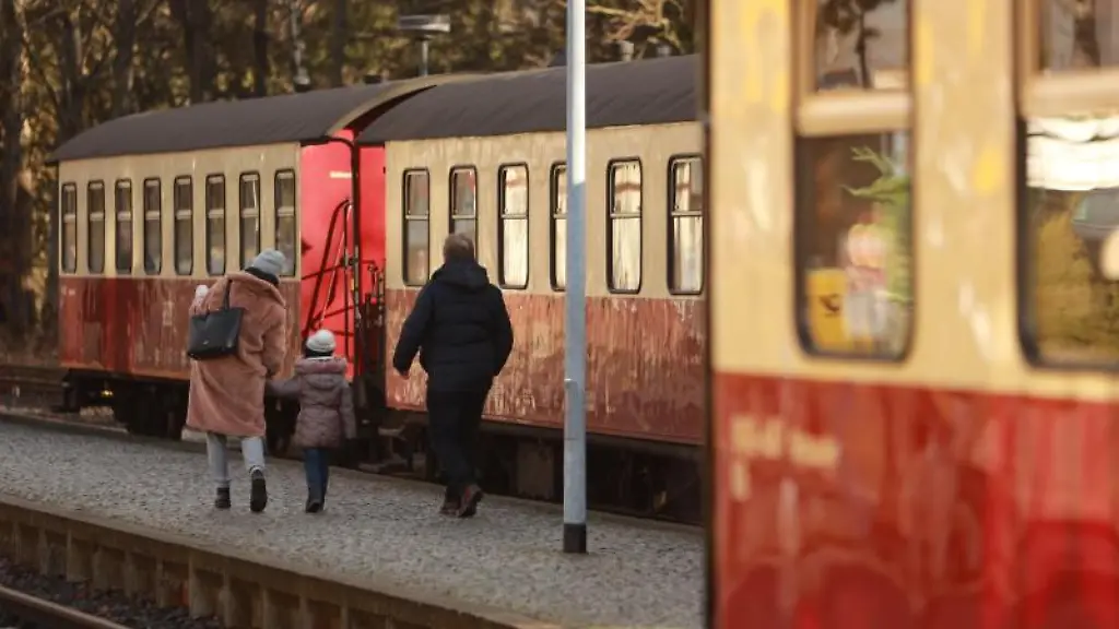 Fahrgaeste-der-Harzer-Schmalspurbahn-gehen-auf-dem-Bahnsteig