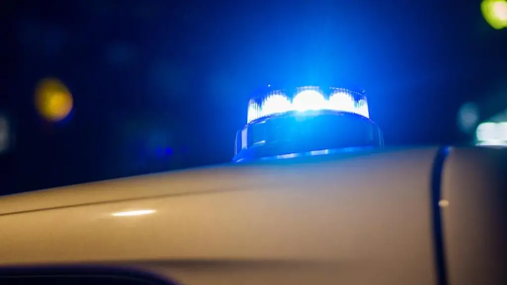 Ein-Blaulicht-leuchtet-auf-dem-Dach-eines-Polizeifahrzeugs