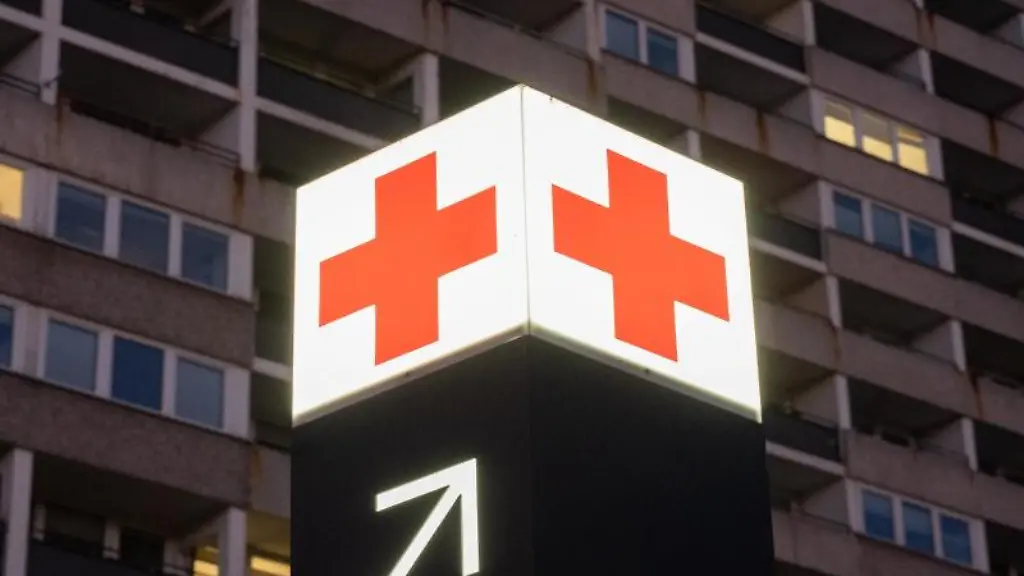 Ein-Pfeil-weist-den-Weg-zur-Notaufnahme-eines-Krankenhauses