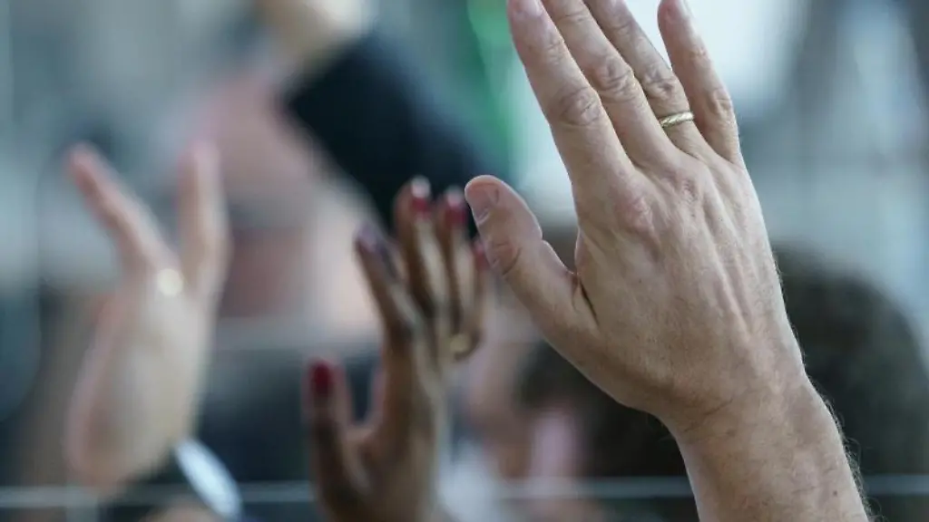 Abgeordnete-des-Landtags-heben-bei-einer-Abstimmung-die-Haende