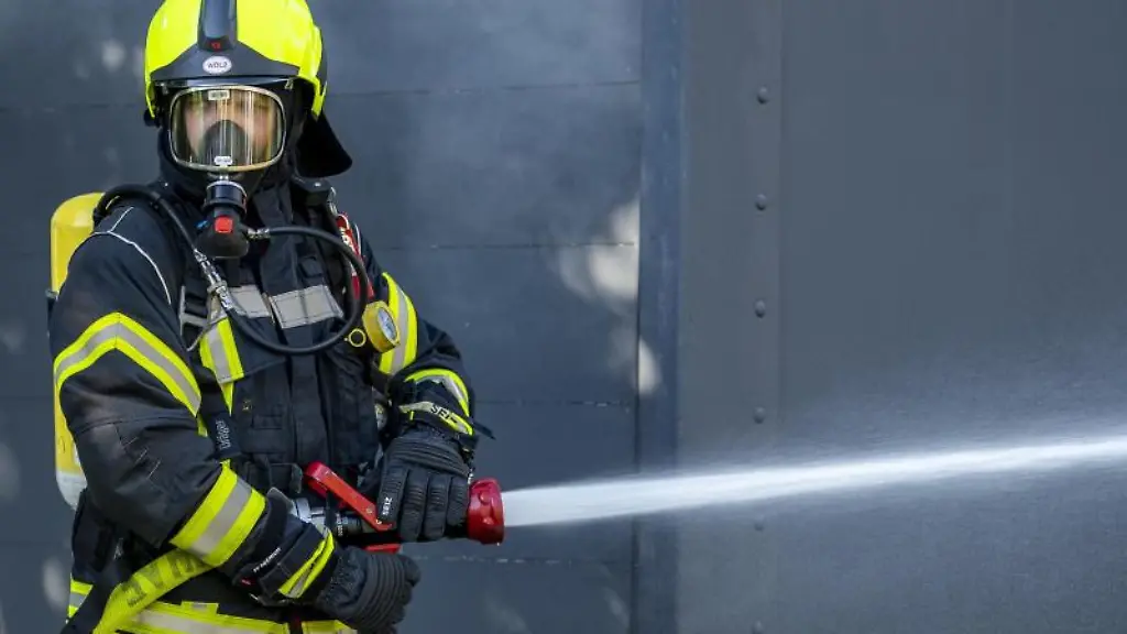 Ein-Feuerwehrmann-im-Einsatz