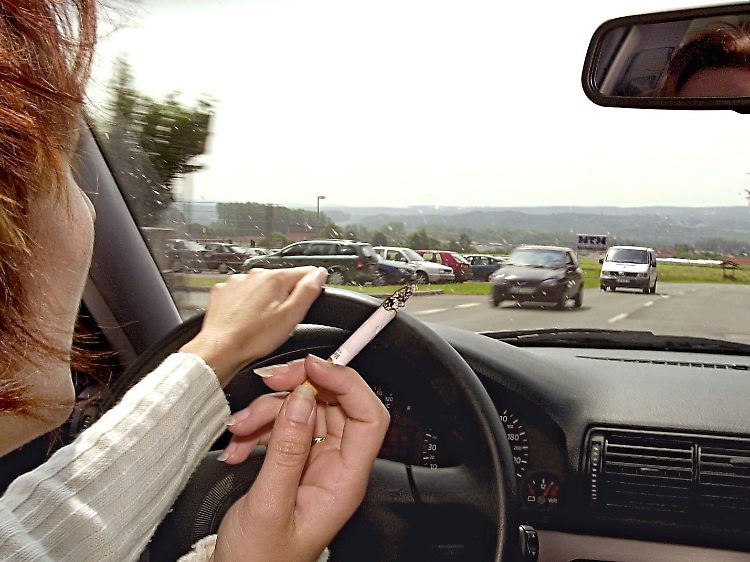 Wer trotz Kindern im Auto dort raucht, muss mit 1500 Euro Strafgeld rechnen.