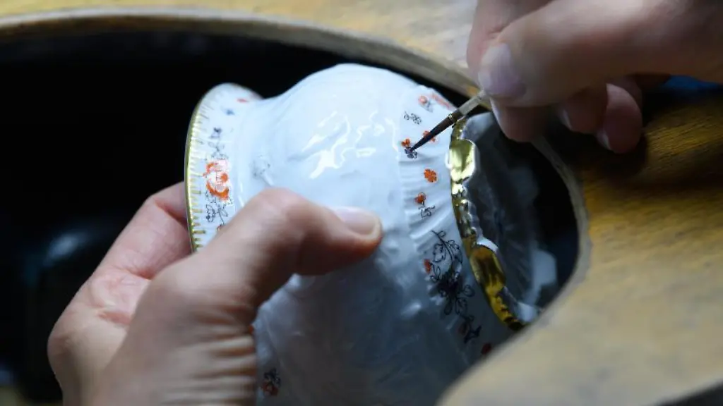 Eine-Mitarbeiterin-bemalt-eine-Zuckerdose