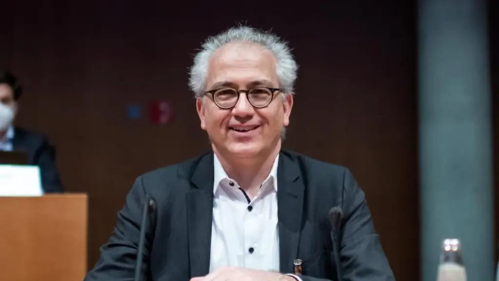 Tarek-al-Wazir-waehrend-einer-Sitzung-im-Deutschen-Bundestag