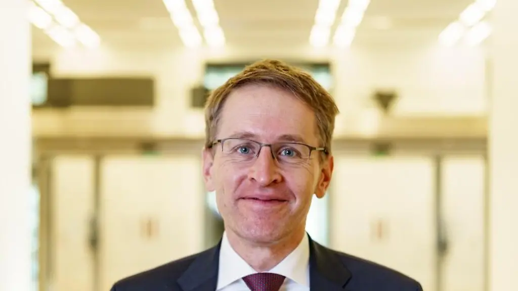 Daniel-Guenther-steht-im-Foyer-des-Landtags-vor-dem-Plenarsaal