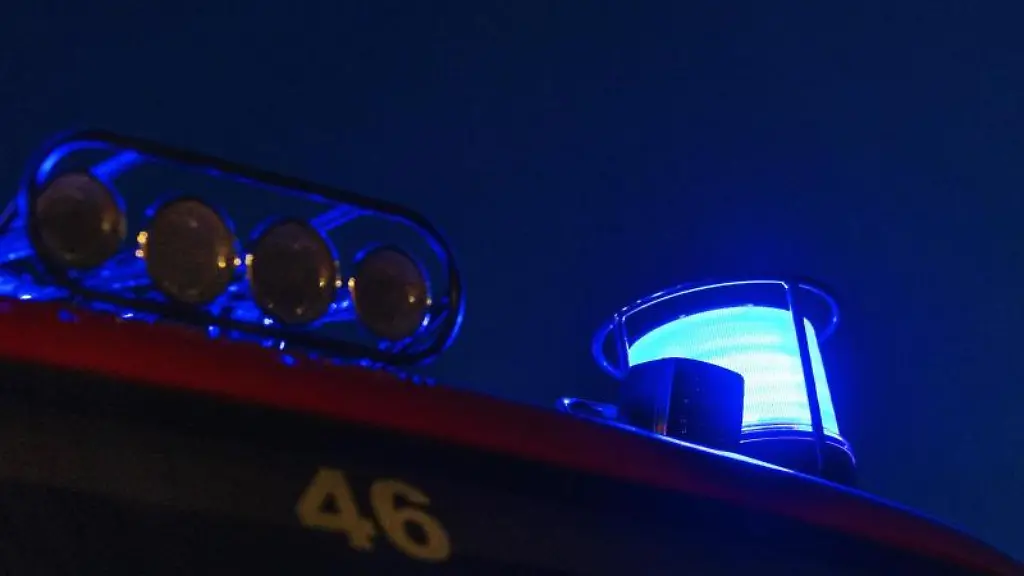 Das-Blaulicht-leuchtet-auf-dem-Dach-eines-Feuerwehrfahrzeugs