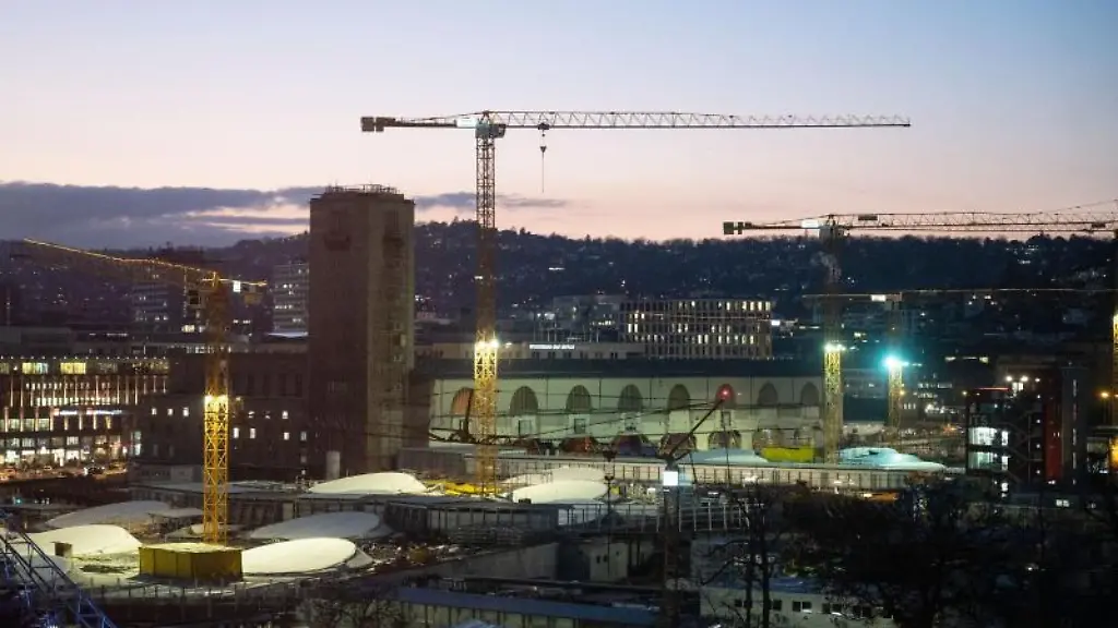Baukraene-stehen-auf-der-Baustelle-des-Bahnprojekts-am-Stuttgarter-Hauptbahnhof