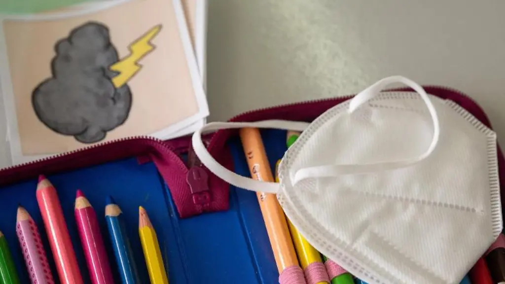 Eine-Maske-liegt-waehrend-des-Unterrichts-auf-einem-Federmaeppchen