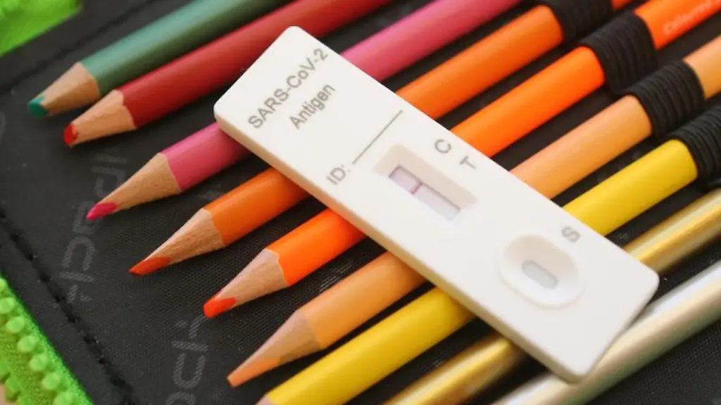 Ein-Kit-fuer-einen-Corona-Schnelltest-liegt-auf-dem-Federmaeppchen-eines-Schuelers