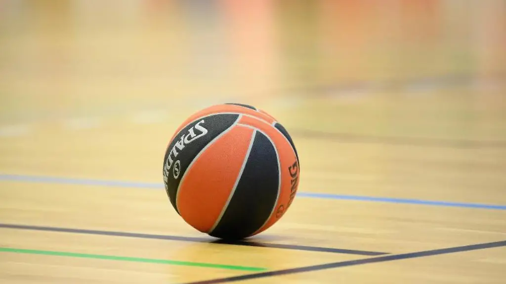 Ein-Ball-liegt-auf-einem-Basketball-Spielfeld