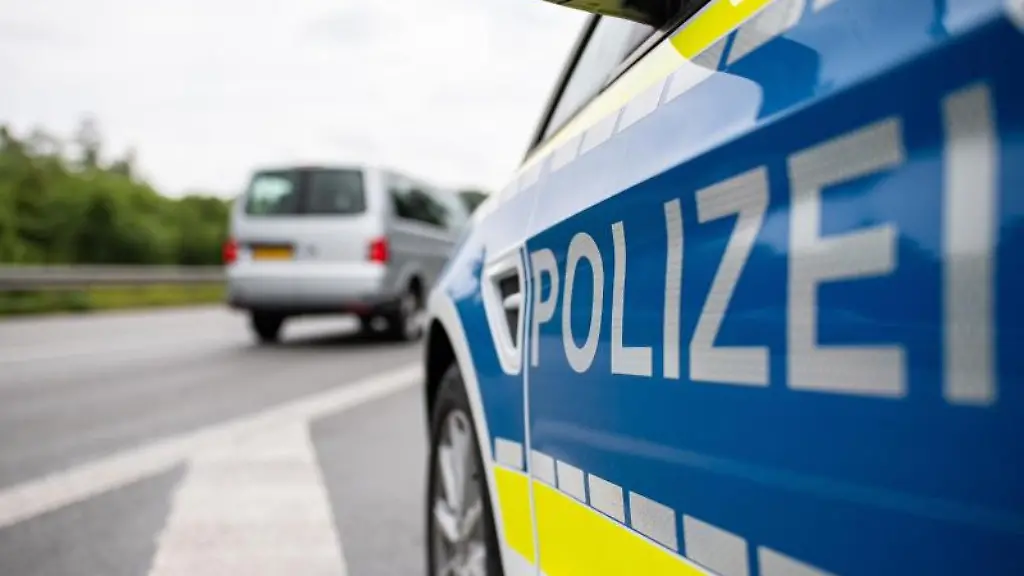 Ein-Streifenwagen-der-Polizei-steht-auf-einer-Strasse