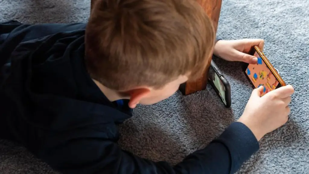 Ein-Junge-spielt-ein-Videospiel-auf-seinem-Smartphone