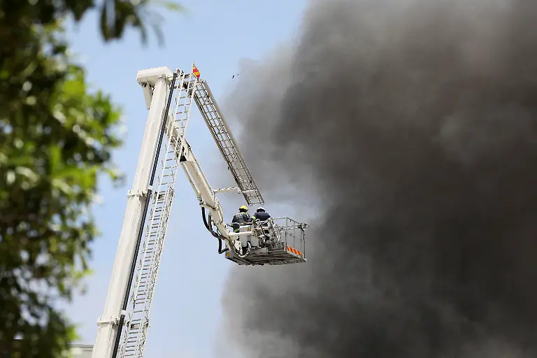 2022-01-02T101714Z-1097516921-RC2YQR9O8UN6-RTRMADP-3-SAFRICA-PARLIAMENT-FIRE