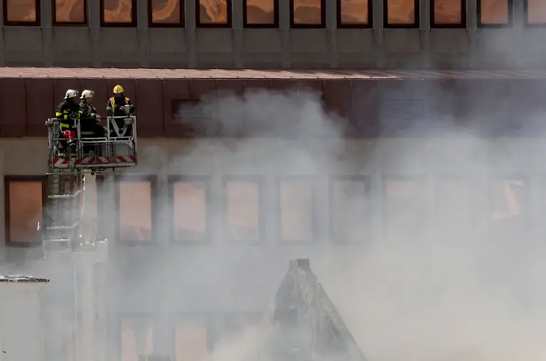 2022-01-02T091037Z-1901324067-RC2WQR99CL5P-RTRMADP-3-SAFRICA-PARLIAMENT-FIRE