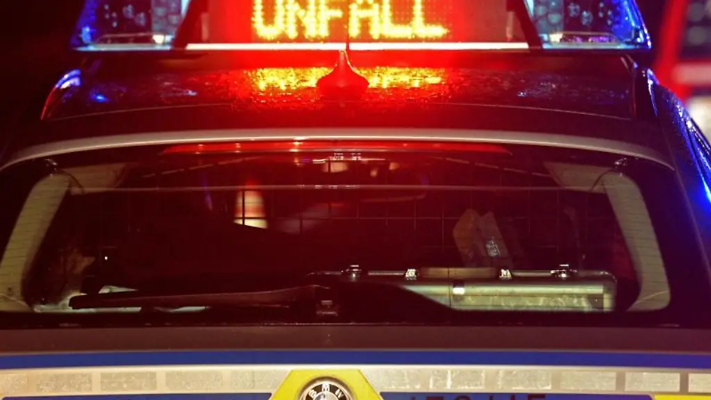 Ein-Streifenwagen-der-Polizei-steht-an-einer-Unfallstelle