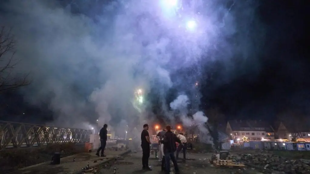 Helfer-und-Betroffene-schiessen-am-Ufer-der-Ahr-Feuerwerkskoerper-ab