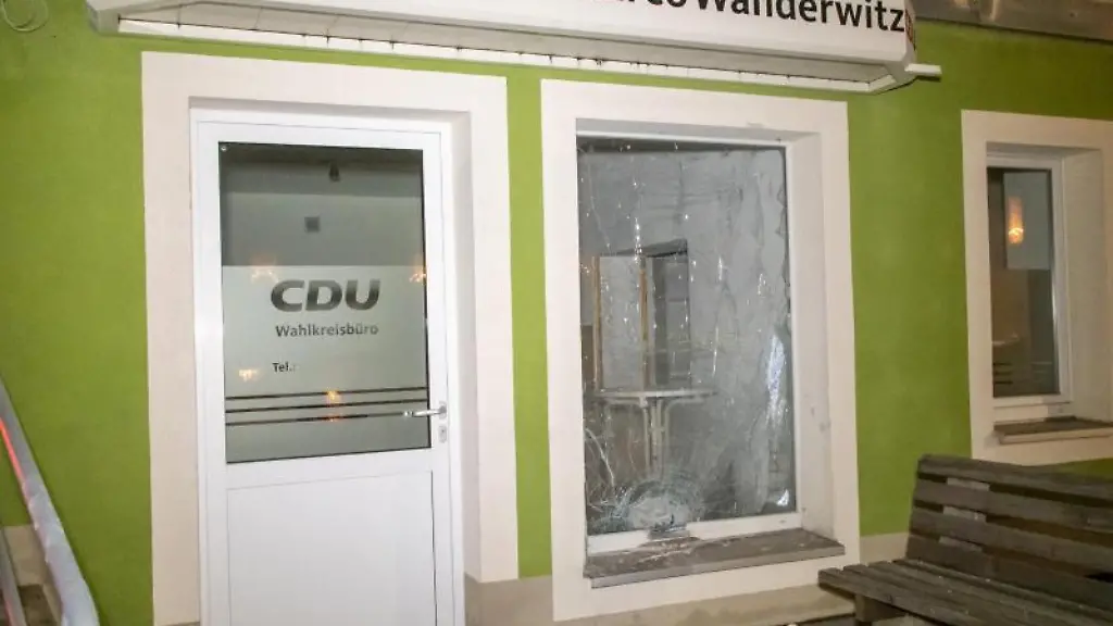 Das-Wahlkreisbuero-von-Marco-Wanderwitz-CDU-ist-beschaedigt