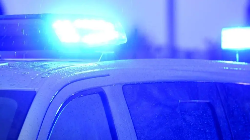 Blaulichter-leuchten-auf-dem-Dach-eines-Polizeifahrzeugs
