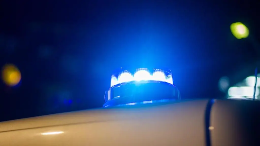 Ein-Blaulicht-leuchtet-auf-dem-Dach-eines-Polizeifahrzeugs