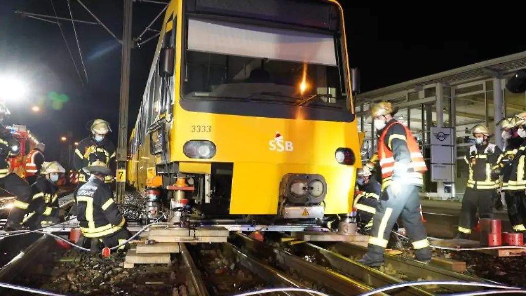 Einsatzkraefte-der-Feuerwehr-heben-die-Stadtbahn-U13-zurueck-auf-die-Schienen