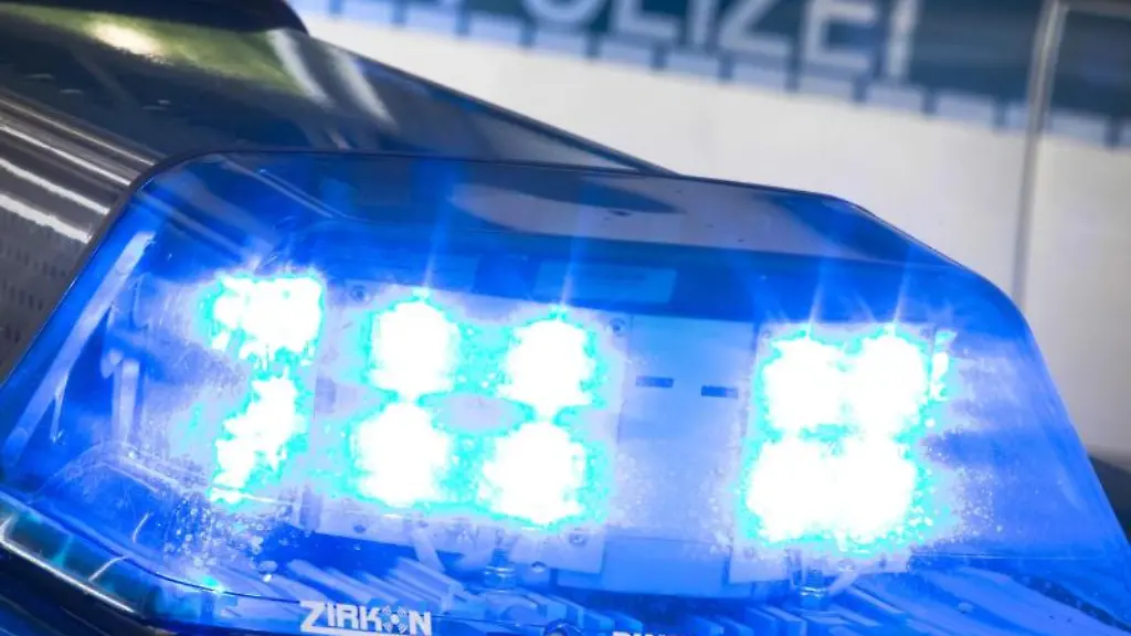 Ein-Blaulicht-leuchtet-auf-dem-Dach-eines-Polizeiwagens