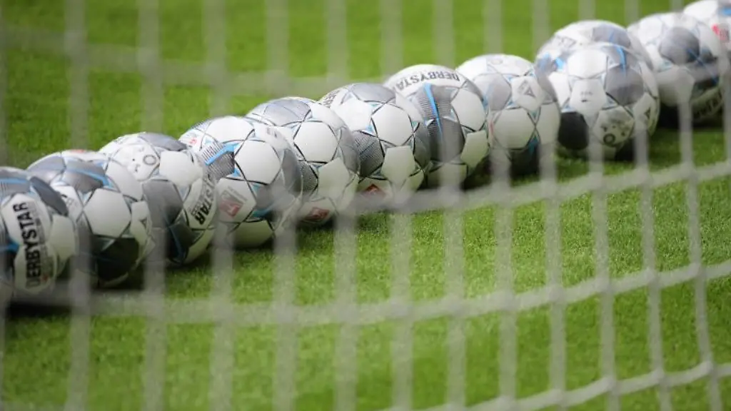 Fussbaelle-liegen-im-Tor