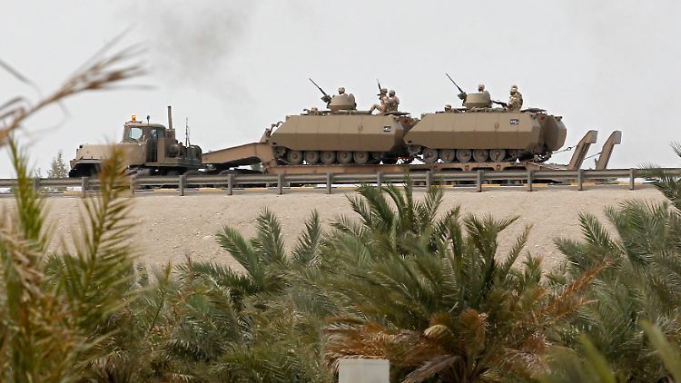 Saudische Panzerfahrzeuge auf dem Weg nach Manama.