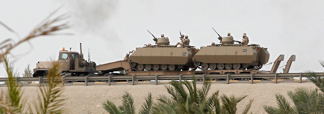 Saudische Panzerfahrzeuge auf dem Weg nach Manama.