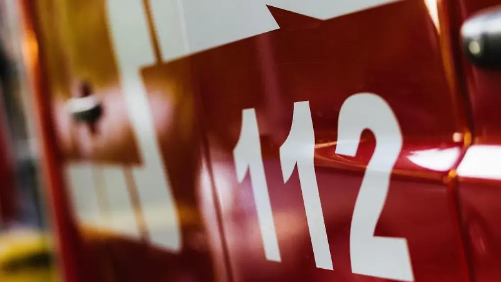 Ein-Feuerwehrfahrzeug-steht-auf-dem-Hof-eines-Feuerwehrgeraetehauses