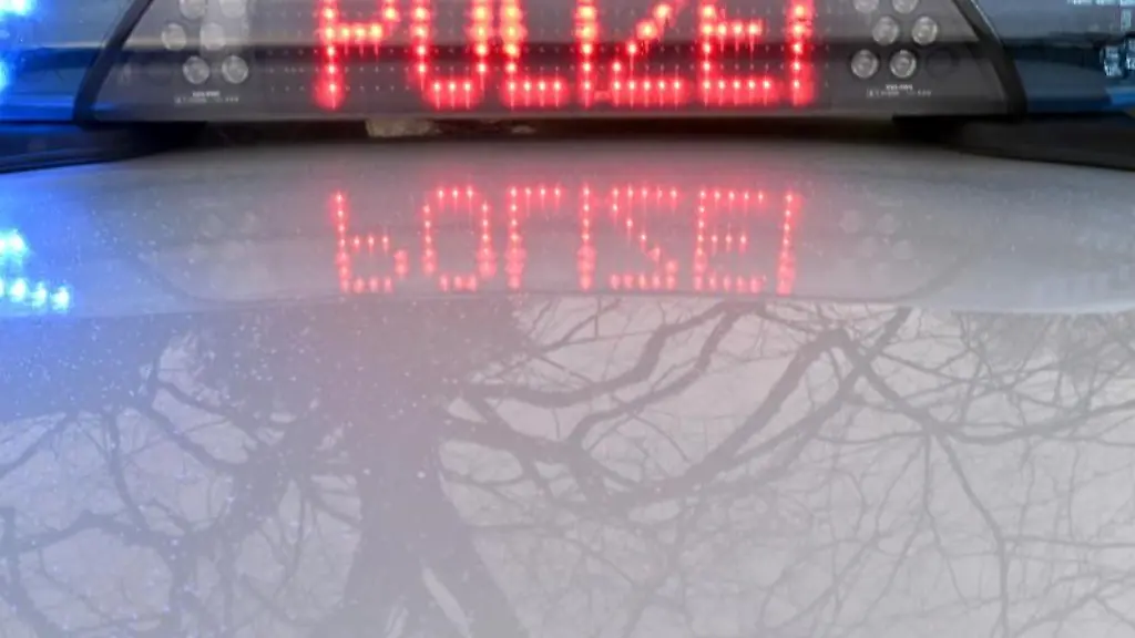 Die-Schriftzug-Polizei-leuchtet-auf-dem-Dach-eines-Streifenwagens-der-Polizei