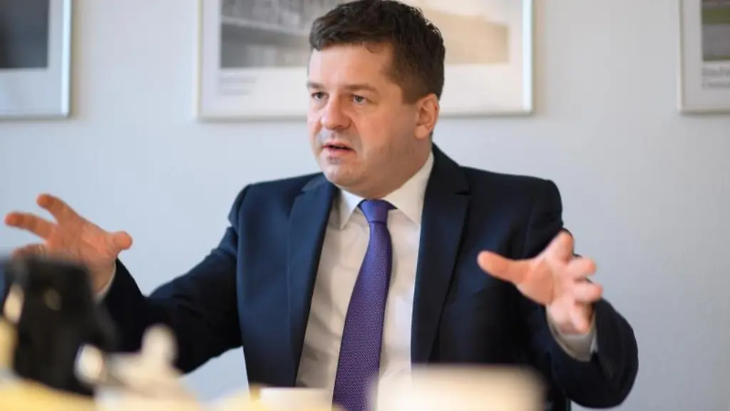 Sven-Schulze-CDU-Minister-fuer-Landwirtschaft-des-Landes-Sachsen-Anhalt-spricht