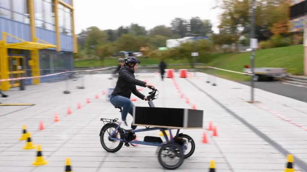 Ein-Lastenfahrrad-wird-getestet
