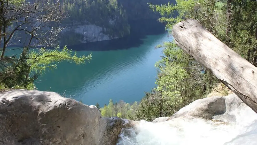Die-Gumpe-am-Koenigsbach-Wasserfall-bei-Schoenau-am-Koenigssee