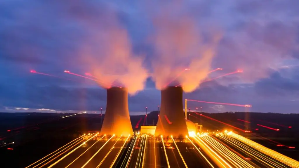 Dampf-steigt-aus-den-Kuehltuermen-des-Atomkraftwerks-Grohnde-auf