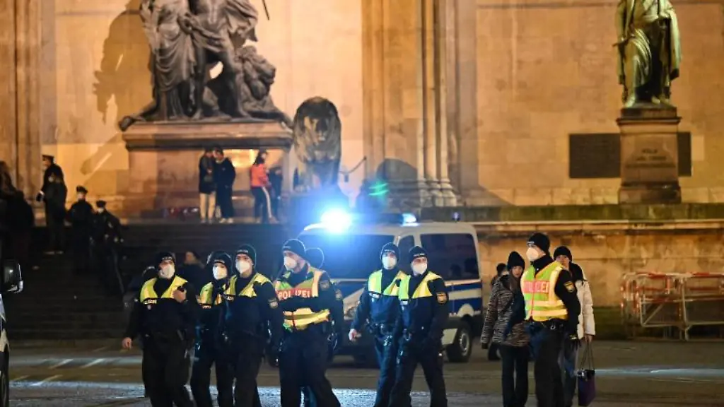 Einsatzkraefte-der-Polizei-stehen-auf-dem-Odeonsplatz-vor-der-Feldherrnhalle-falls-sich-Spaziergaenger-versammeln-sollten