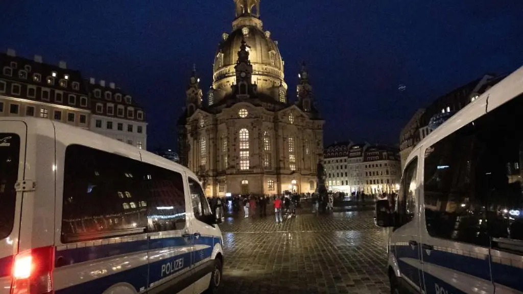 Zwei-Streifenwagen-der-Polizei-stehen-auf-dem-Dresdner-Neumarkt