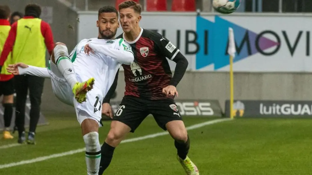 Ingolstadts-Jan-Hendrik-Marx-r-und-Hannovers-Linton-Maina-kaempfen-um-den-Ball