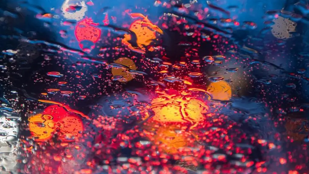 Regentropfen-auf-einer-Autoscheibe