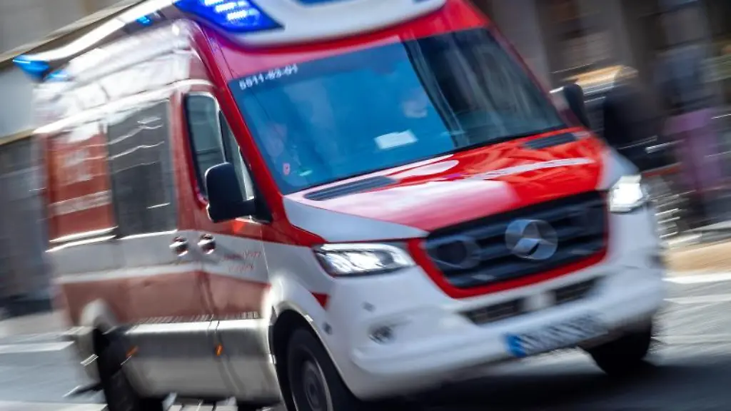 Ein-Rettungswagen-ist-mit-Blaulicht-im-Einsatz