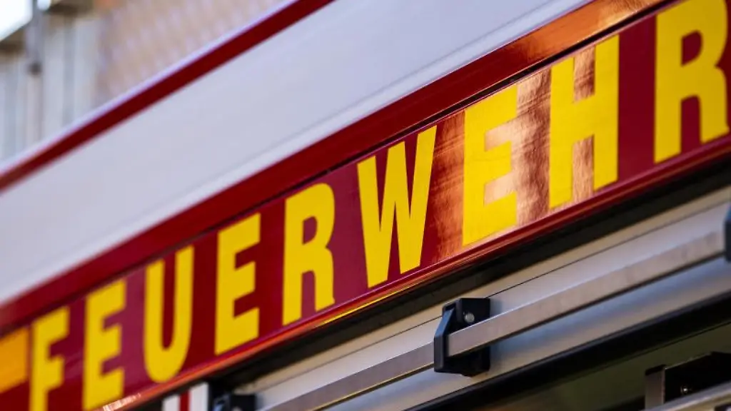 Auf-dem-Einsatzfahrzeug-ist-in-gelber-Farbe-der-Schriftzug-Feuerwehr-zu-lesen