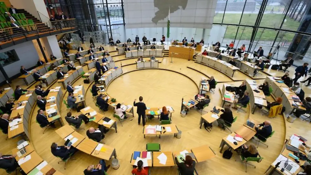 Abgeordnete-nehmen-an-einer-Landtagssitzung-teil