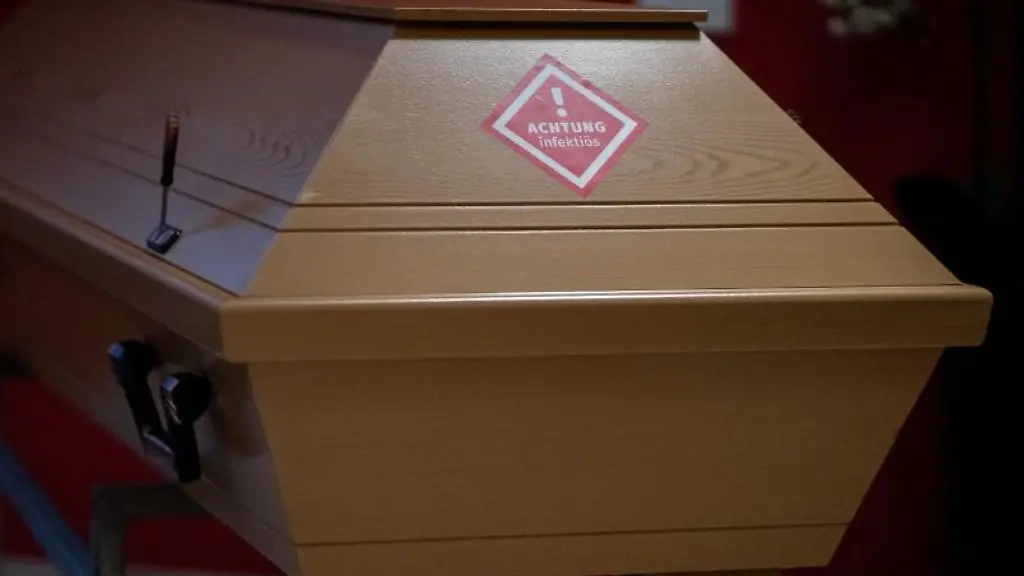 Ein-nicht-verschlossener-Sarg-mit-der-Kennzeichnung-Achtung-infektioes
